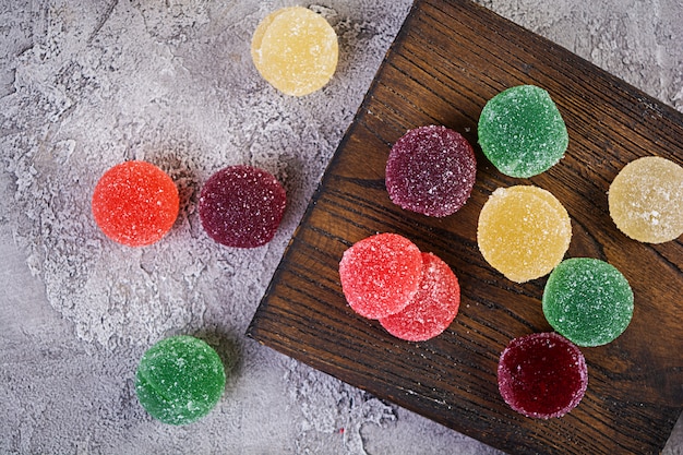 Mermelada colorida en tabla de cortar de madera. Deliciosas bolas de azufaifa.