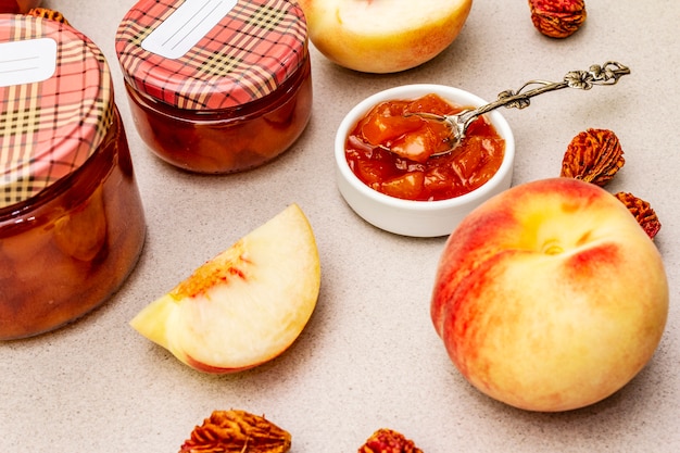 Mermelada de durazno blanco, confitura, chutney en un frasco de vidrio