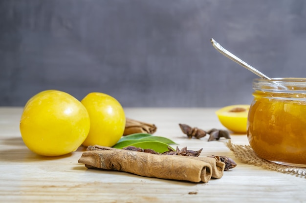 Foto la mermelada es una conserva de frutas cocida en azúcar. su composición y preparación es muy similar a la mermelada.