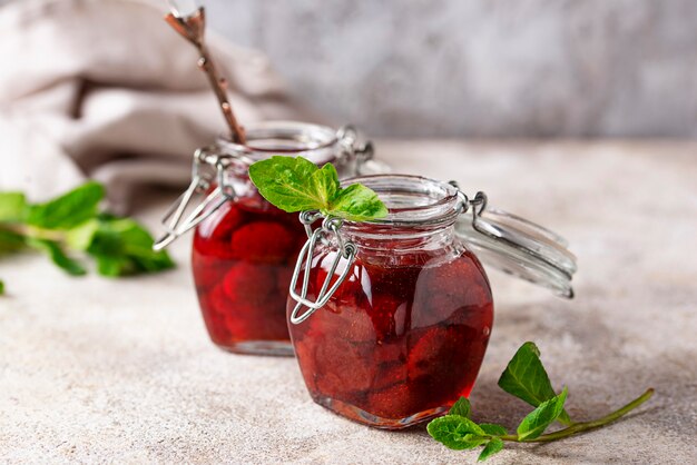 Mermelada de fresa casera en tarro