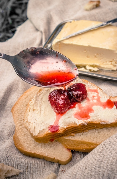 mermelada de fresa y pan y mantequilla