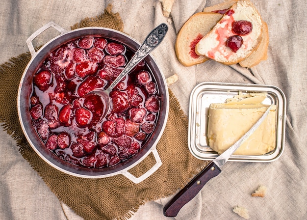 mermelada de fresa y pan y mantequilla