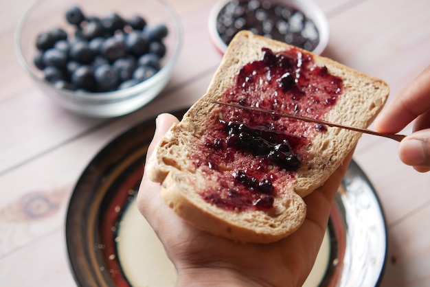 Mermelada de frutos rojos en pan en la mesa