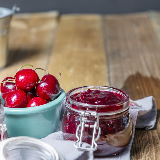 Foto mermelada de frutos rojos en vaso