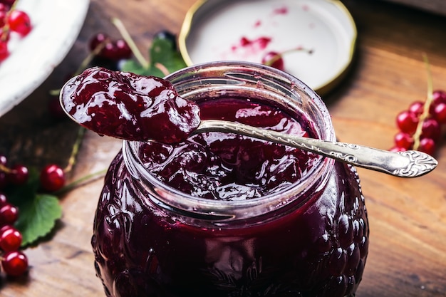 Mermelada de grosellas rojas y negras con grosellas rojas frescas