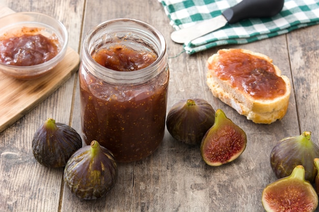 Mermelada de higos dulces en frasco en la mesa de madera