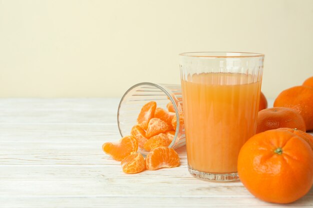 Mermelada de mandarina e ingredientes en la mesa de madera blanca