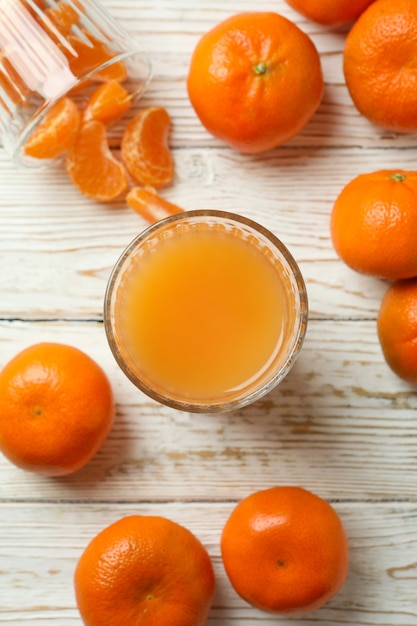 Mermelada de mandarina e ingredientes en la mesa de madera blanca