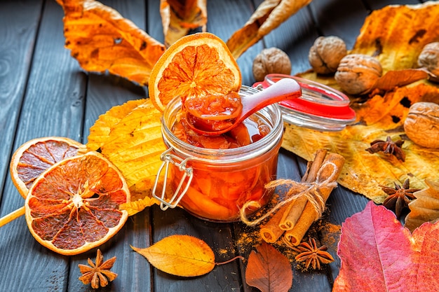 Mermelada de manzana y calabaza con naranja decorada con hojas de otoño. Otoño