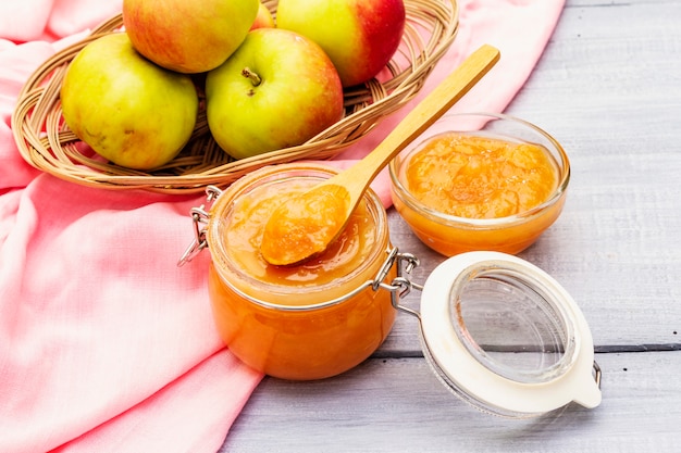 Mermelada de manzana, confitura, chutney en un frasco de vidrio