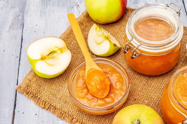 Mermelada de manzana, confitura, chutney en un frasco de vidrio