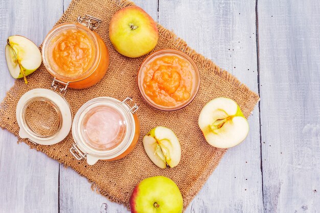 Mermelada de manzana, confitura, chutney en un frasco de vidrio