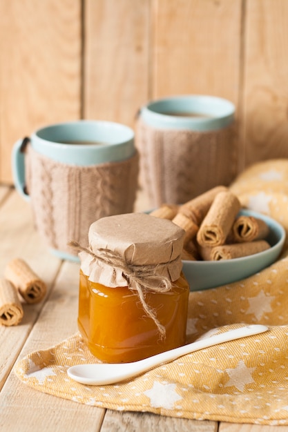 Mermelada de manzana, galletas y café con leche para el desayuno.