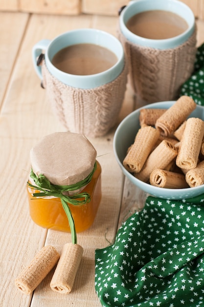 Mermelada de manzana, galletas y café con leche para el desayuno.