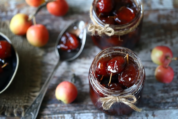 Mermelada de manzanas celestiales en frascos.