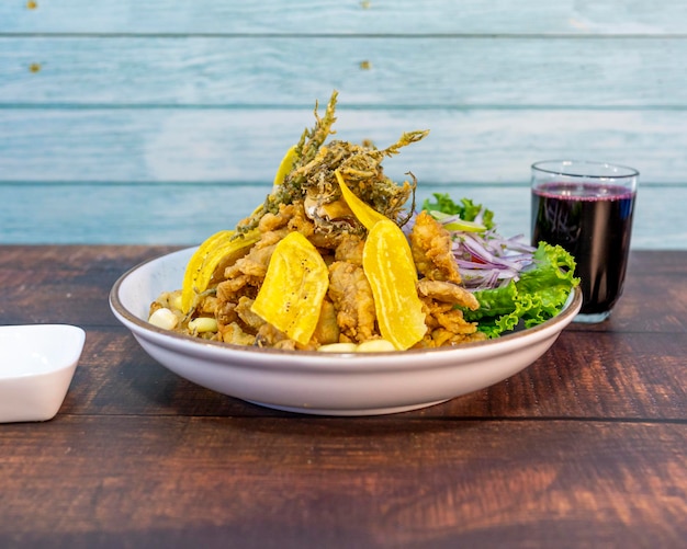 mermelada mixta, pescado, chicharrón y ceviche