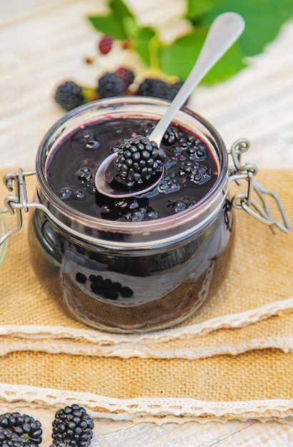 Mermelada de moras en un frasco