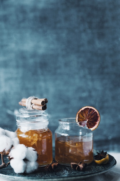 Mermelada de naranja casera en frasco de vidrio