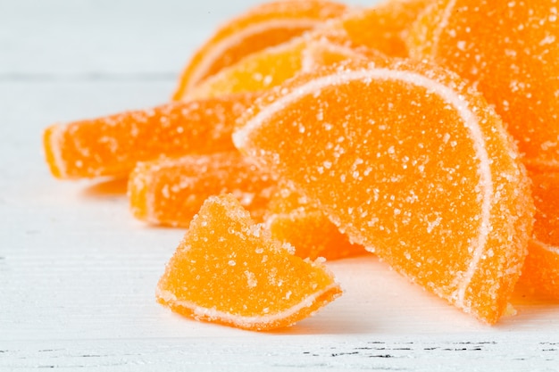 Mermelada de naranja con naranjas deslizadas en la mesa