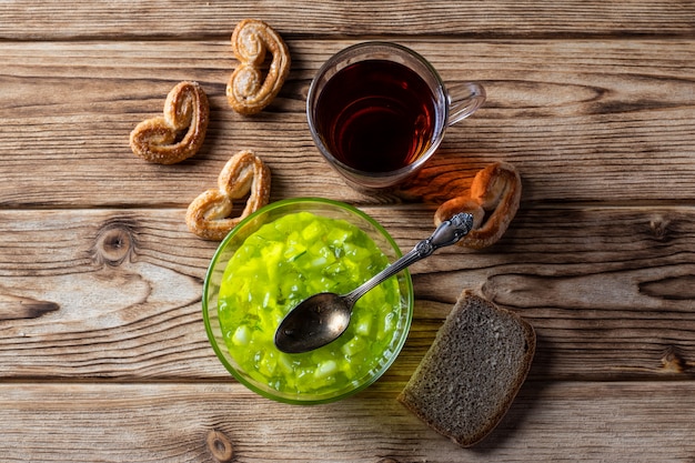 Mermelada de pepino en un plato con galletas en una mesa de madera