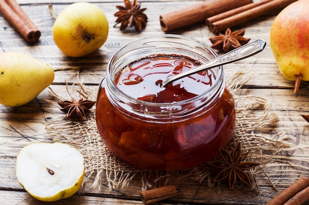 Mermelada de pera casera en un frasco y peras frescas