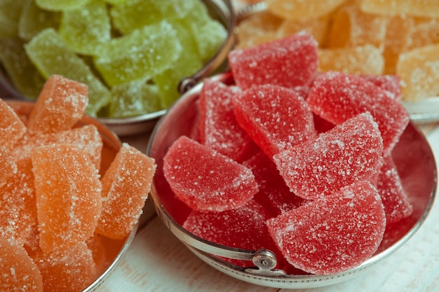 Mermelada de postre en forma de rodajas de limón y naranja