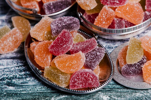 Mermelada de postre en forma de rodajas de limón y naranja