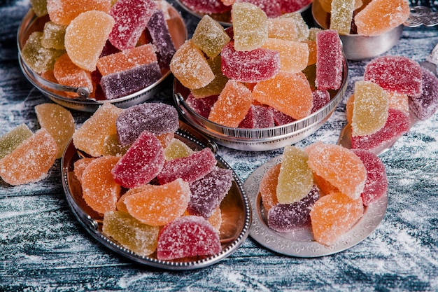 Mermelada de postre en forma de rodajas de limón y naranja