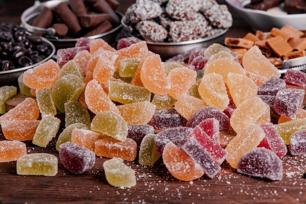 Mermelada de postre en forma de rodajas de limón y naranja