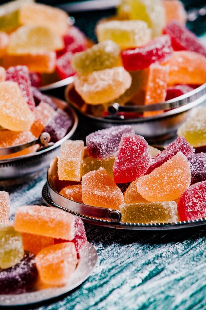 Mermelada de postre en forma de rodajas de limón y naranja