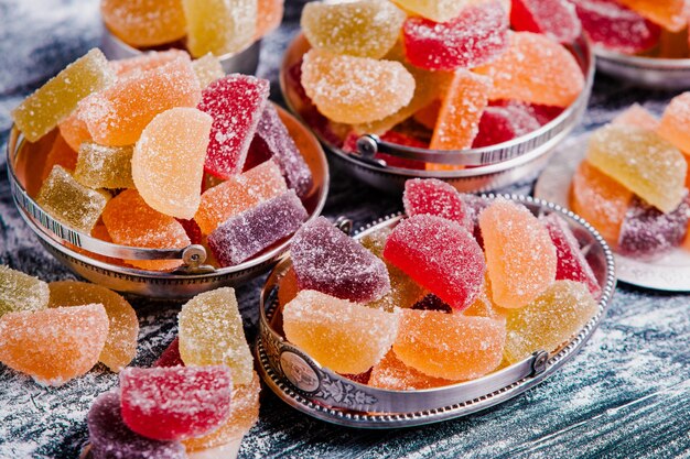 Mermelada de postre en forma de rodajas de limón y naranja