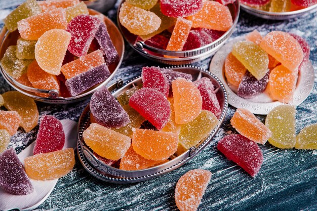 Mermelada de postre en forma de rodajas de limón y naranja