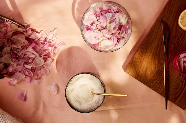 Mermelada rústica orgánica casera estética preparada con azúcar limón y pétalos de rosa de té Sombras naturales Receta saludable Fotografía de estilo de vida Vista superior