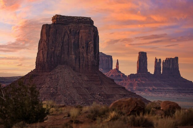 Foto merrick butte y la vibrante puesta de sol sobre el valle de los monumentos