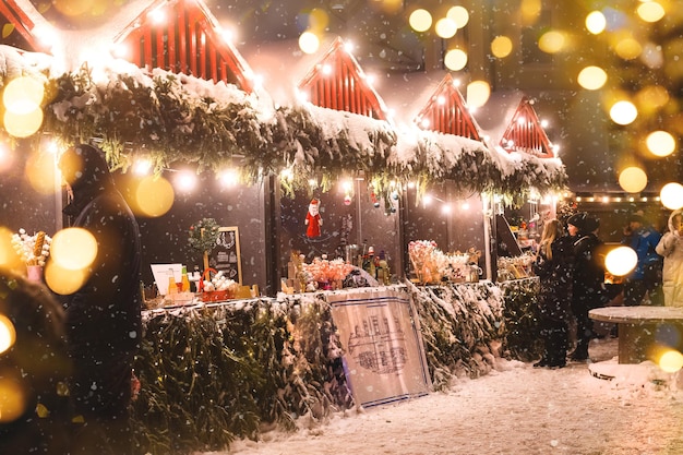 Merry Christmas Market y tiendas en la calle Una ciudad decorada con luces para las fiestas navideñas