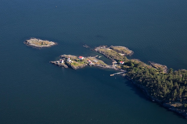 Merry Island mit Leuchtturmhäusern und einem Hubschrauberlandeplatz in der Nähe der Sunshine Coast