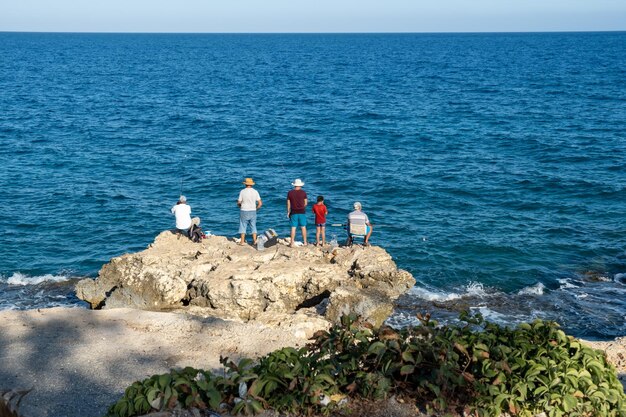 Mersin Turquía 17 de agosto de 2021 Grupo de personas pescando en la costa de Turquía