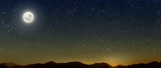 Mês com estrelas de fundo, o céu brilha sobre as montanhas