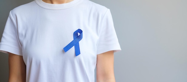 Mês de conscientização do câncer colorretal de março, fita azul escura para apoiar as pessoas que vivem e estão doentes. Cuidados de saúde, esperança e conceito de dia mundial do câncer