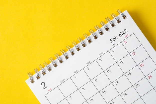 Mês de fevereiro, mesa de calendário 2022 para o organizador para planejamento e lembrete sobre fundo amarelo.