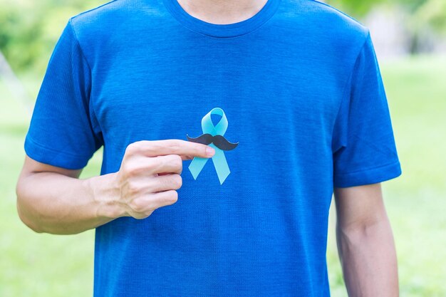 Foto el mes de noviembre de concienciación sobre el cáncer de próstata adulto hombre con cinta azul con bigote
