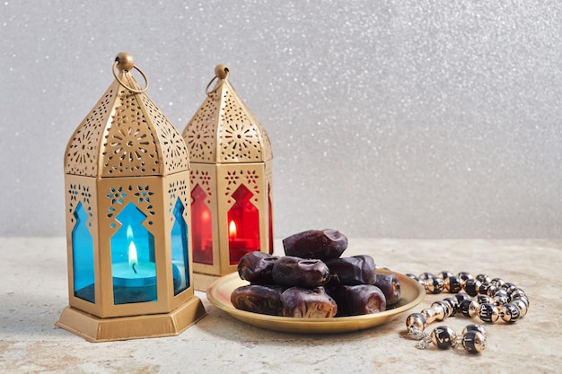 Mes sagrado musulmán Ramadán Kareem Linterna árabe ornamental con vela encendida