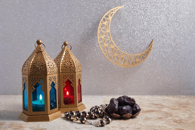 Mes sagrado musulmán Ramadán Kareem Linterna árabe ornamental con vela encendida