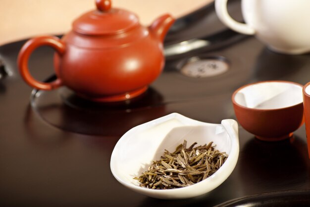 Mesa con accesorios. Ceremonia del té tradicional chino