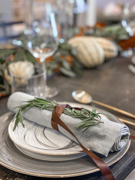 Mesa de acción de gracias con calabazas frescas y flores en la habitación