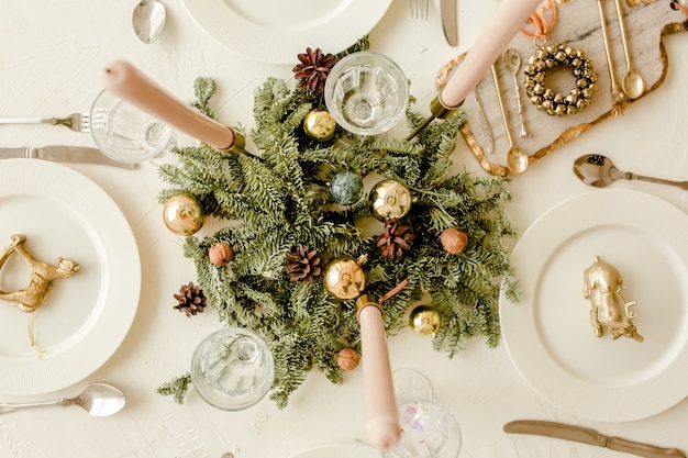 Foto mesa de acción de gracias decorada con guirnalda de ramas de abeto