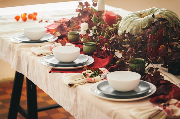 Mesa de acción de gracias de otoño con decoración festiva