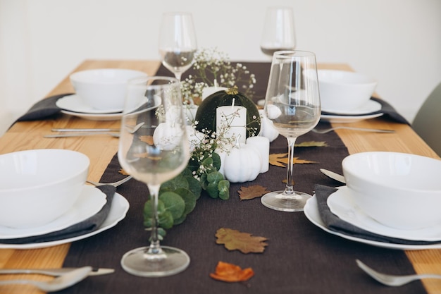 Mesa de acción de gracias, vajilla y decoración, decoración, vacaciones familiares, maqueta de otoño.