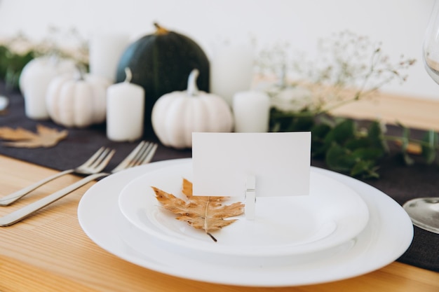 Mesa de acción de gracias vajilla y decoraciones Postal blanca en blanco en maqueta de mesa