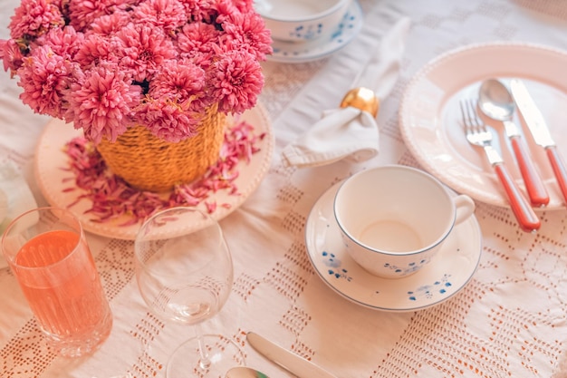 Mesa aconchegante com decoração de outono, flores e utensílios na sala de jantar. buquê de flores de outono